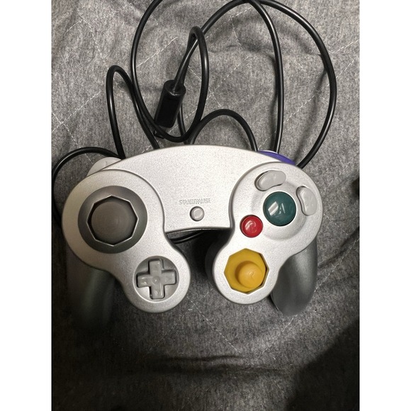 034-012 Wired Silver Controller Gamepad Compatible With Nintendo GameCube Wii U - Picture 1 of 3